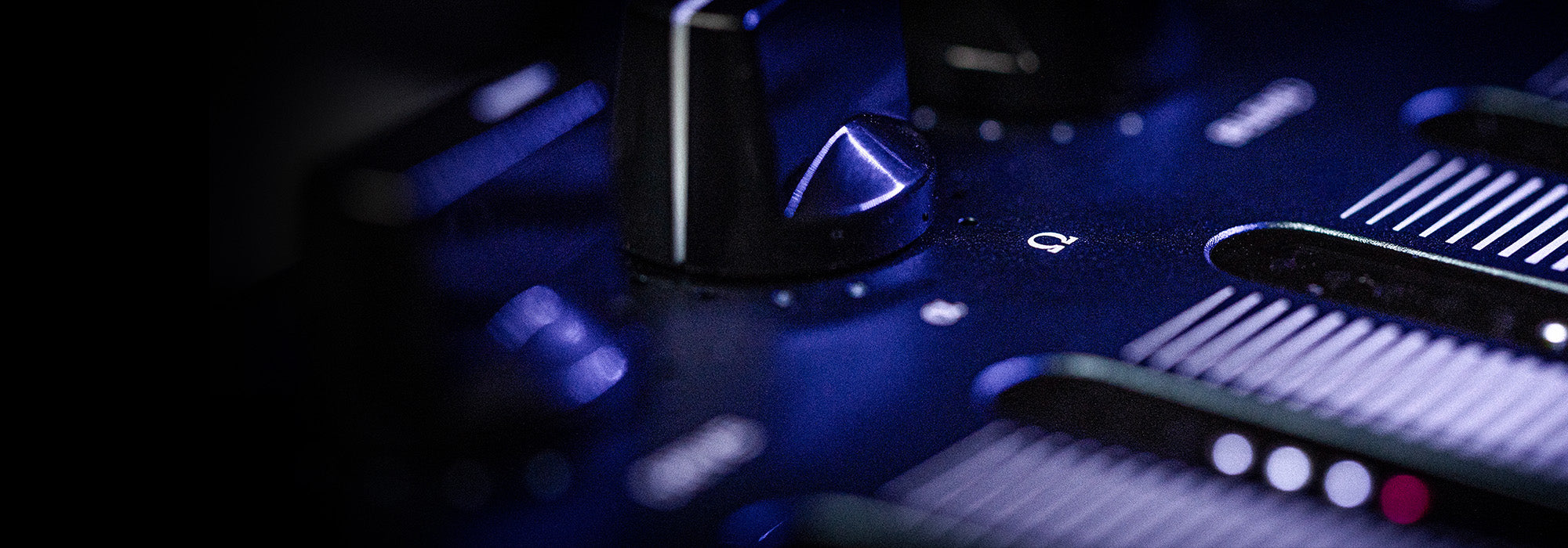 Darkglass-Alpha-Omega-Photon-Hero-2000x700